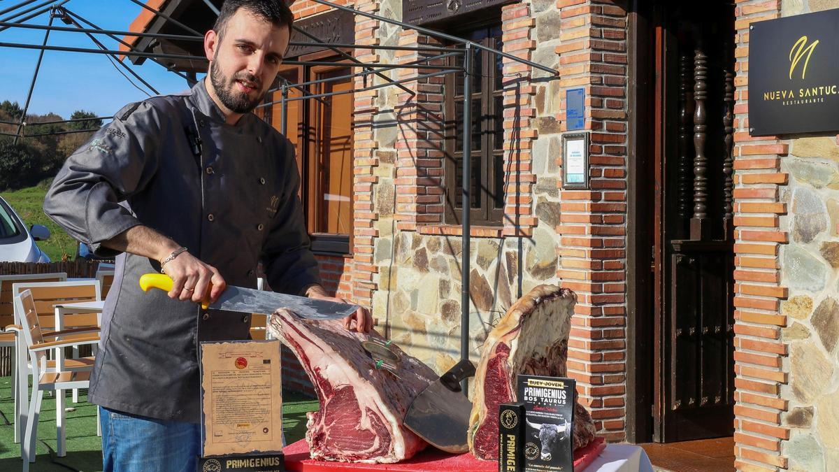 El chef del restaurante cántabro Nueva Santuca, Rubén Álvarez, posa para EFE con una pieza de carne de la raza bovina originaria de la comarca del Sayago, en Zamora, considerada una de las más antiguas de la Península.