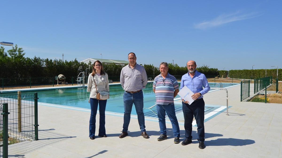 Arquitectos directores de obra, el alcalde (segundo por la derecha) y el gerente de la empresa constructora.