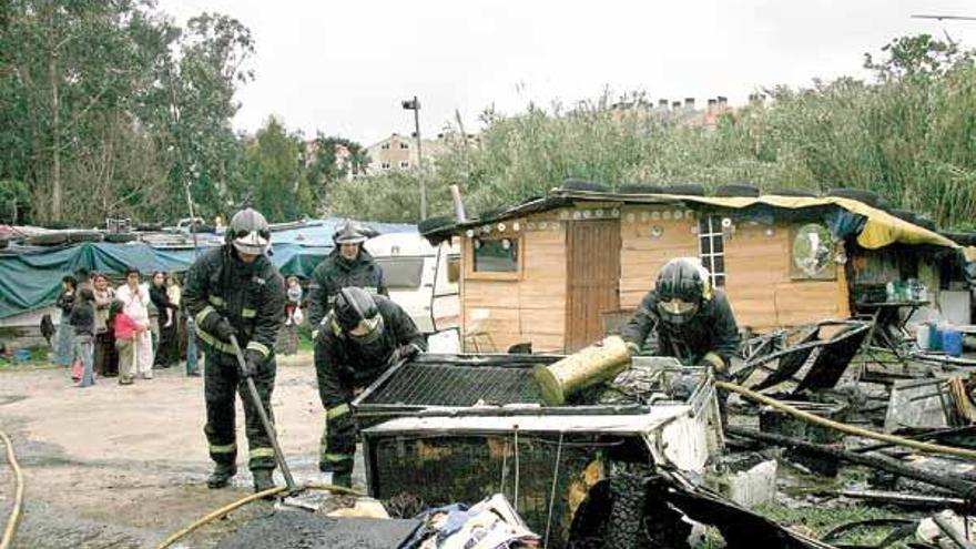 Los bomberos sofocan los últimos rescoldos del incendio.