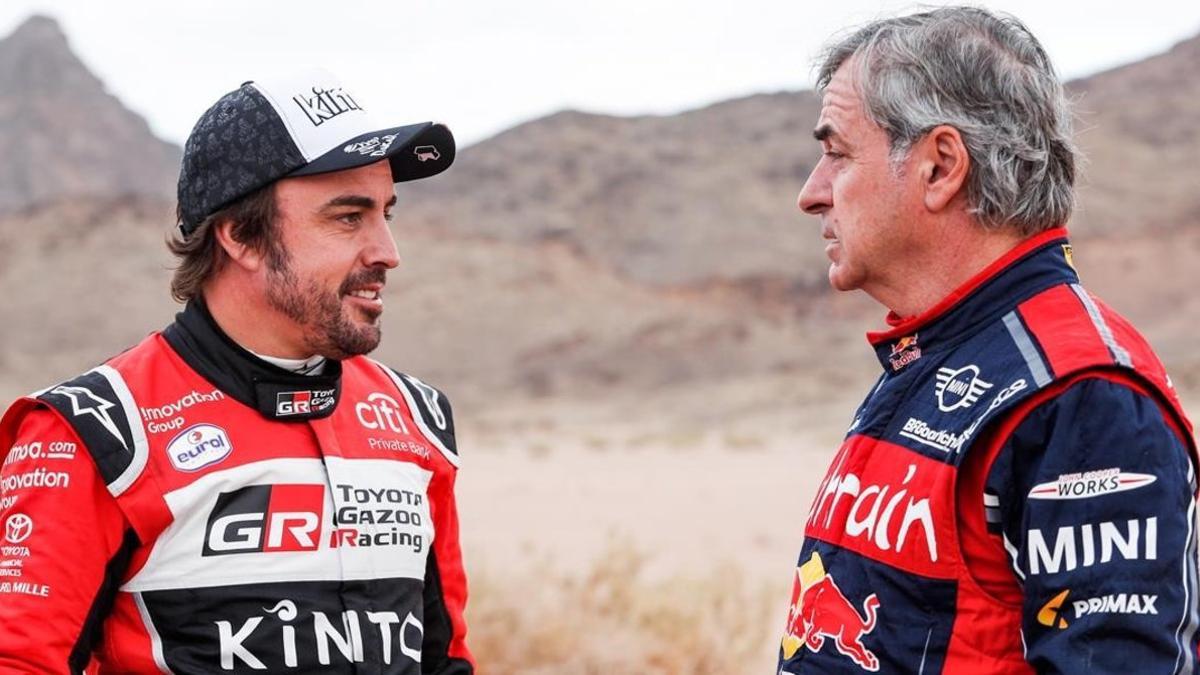 Fernando Alonso y Carlos Sainz conversan tras finalizar la etapa de hoy en el Dakar.