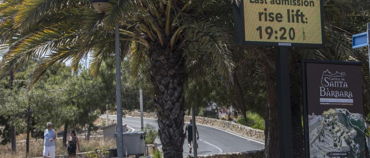 El Ayuntamiento prohíbe el acceso de vehículos privados al Castillo de Santa Bárbara