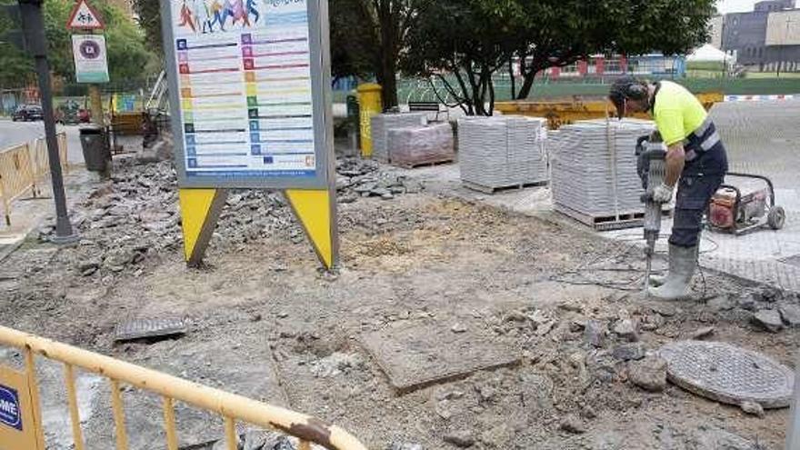 Obras en Fernando Morán ayer por la mañana.