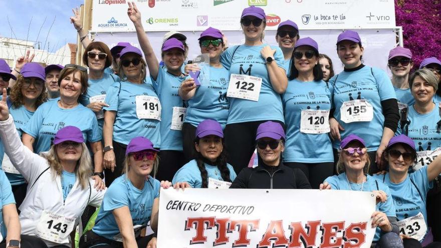 GIMNASIO O CENTRO DEPORTIVO. Hasta 69 mujeres del Centro Deportivo Titanes Bahiasur de Fuente Álamo han participado en esta décima edición de la Carrera de la Mujer. Su implicación con la prueba deportiva y la lucha que representa también queda reflejada en acciones como la de haber puesto a disposición de quienes lo necesitasen el transporte para llegar a Murcia desde Fuente Álamo.