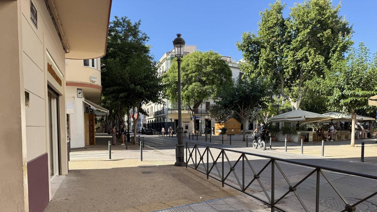 En la cabecera norte de Vara de Rey concluyen tres tipos de pavimento completamente distintos.