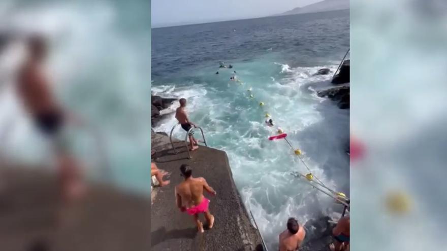 La última imprudencia en el mar en Canarias: unos bañistas se saltan la bandera roja y quedan atrapados por las olas