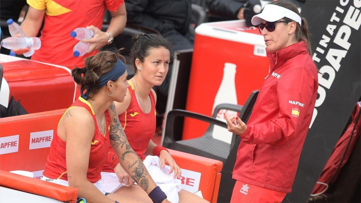 Medina charlando con Aliona y Lara durante el duelo de dobles