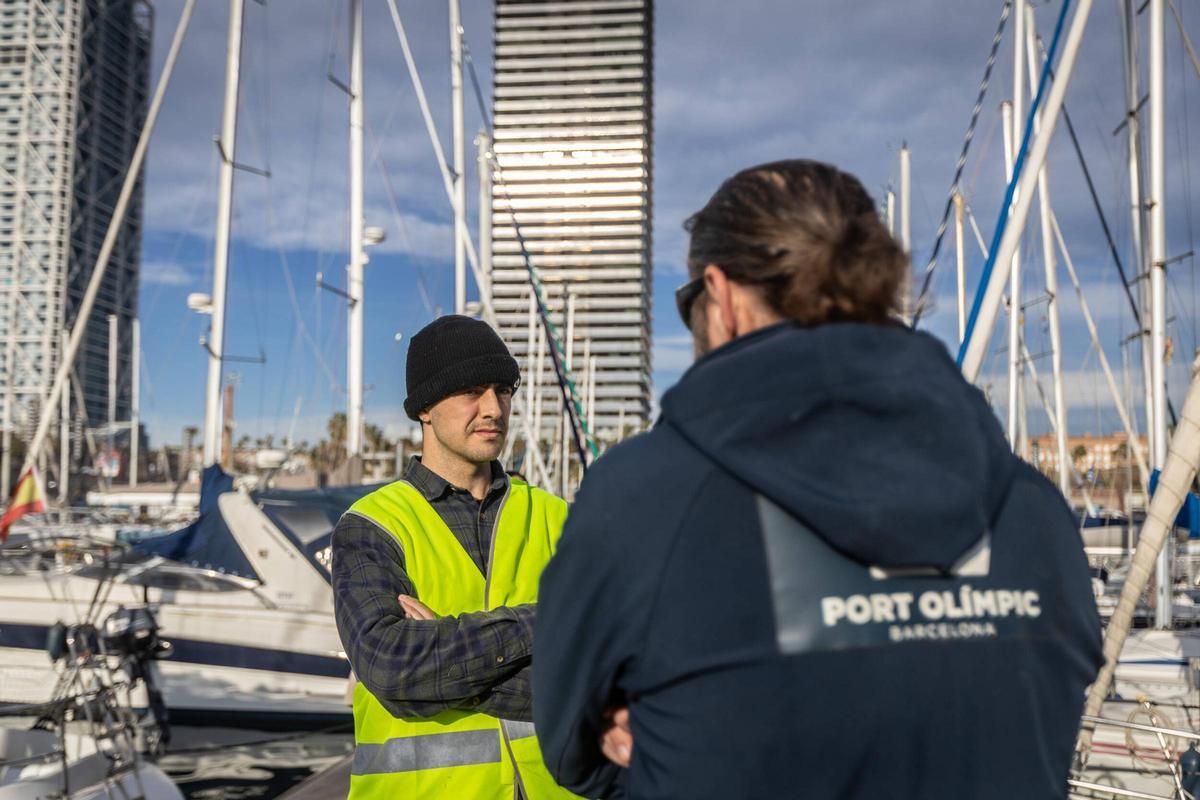 Barcelona 21/12/2023 Blau. Primera promoción de alumnos que acaban la formación de marineros de puerto. Estan haciendo prácticas en el Port Olímpic. Joan Sistach, alumno del curso de marinero de puerto, del Port Olímpic y Barcelona Activa, junto a un profesor.