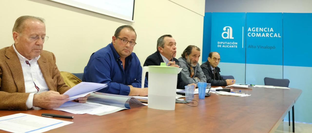 El actual presidente de la Junta de Usuarios mirando a la cámara durante una reunión en la sede de Villena.