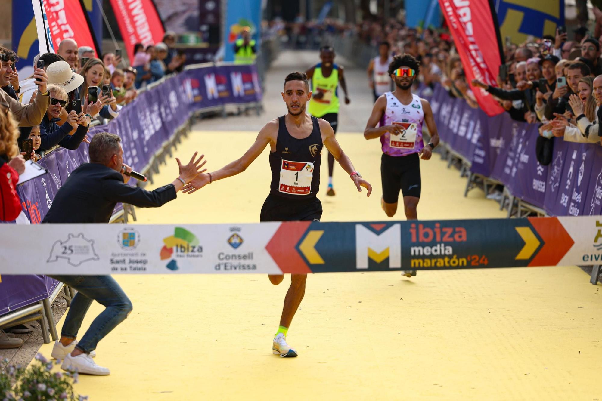 Ilias Fifa recorre los últimos metros de la Ibiza Media Maratón