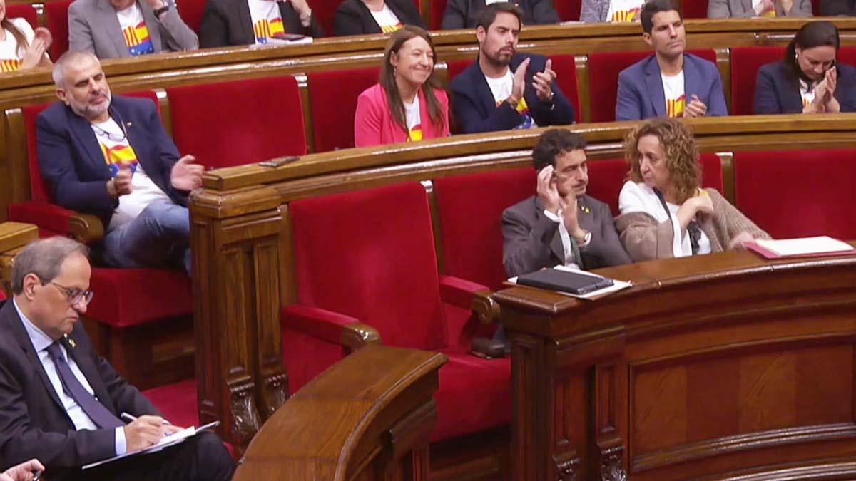 Momento en que Calvet aplaude la intervención de Roldán en el Parlament, el 17 de octubre del 2019