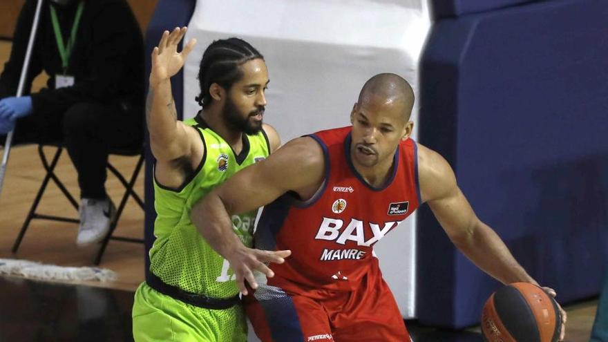 Trimble defensa Báez, durant el partit