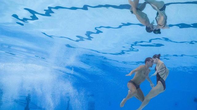 Dennis González i Iris Tió, durant la rutina en la final de duo mixt lliure amb la qual van aconseguir la medalla de plata, ahir a París. | SÉBASTIEN BOZON / AFP