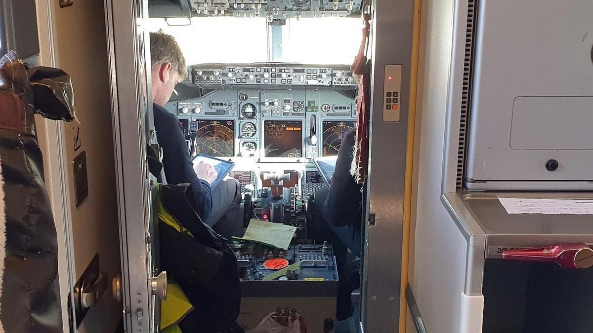 Foto de archivo de pilotos en la cabina de un avión en el aeropuerto de Oporto.