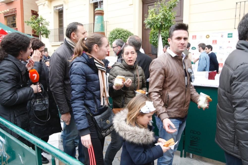 Reparto de pasteles de carne en la plaza del Romea