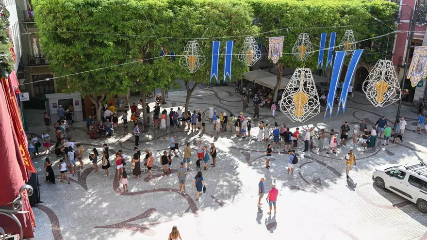 Colas en la Plaza de Baix para conseguir silla para los desfiles de las fiestas de Elche