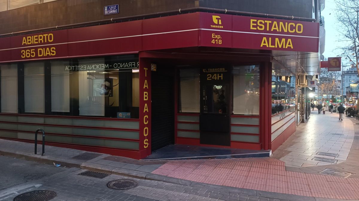 Fachada del estanco cerrado del número 296 de la calle Bravo Murillo.
