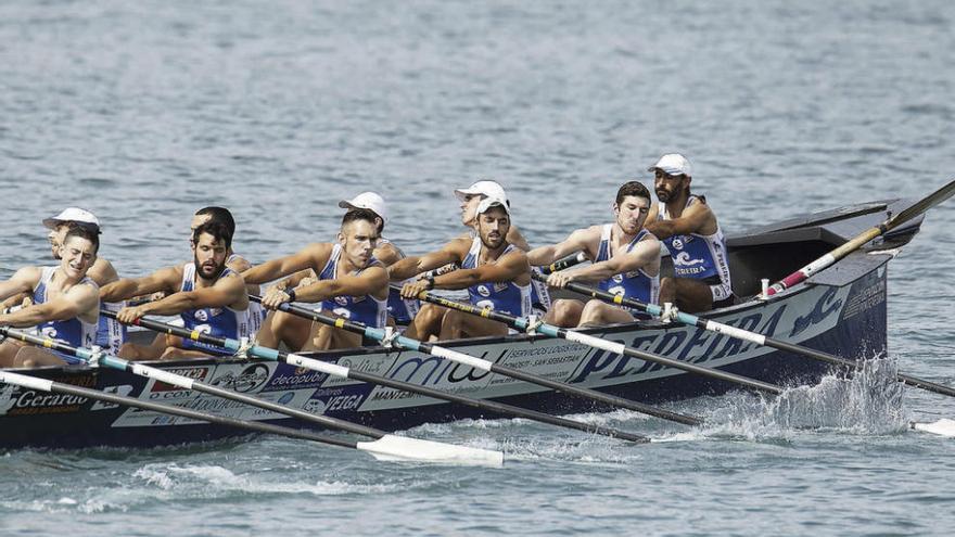 La tripulación de Tirán Pereira en pleno esfuerzo durante la regata de ayer. // J.M. López/Diario Vasco