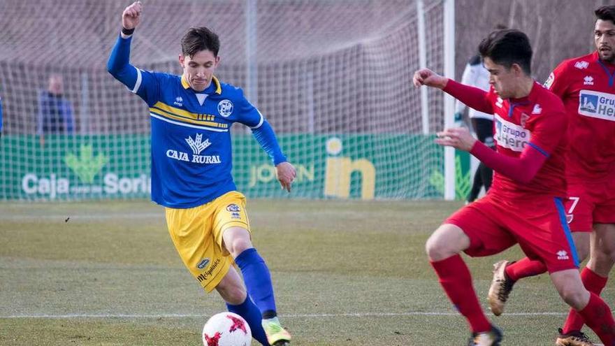 Adrián Pérez controla el balón, durante el partido de ayer en Soria.