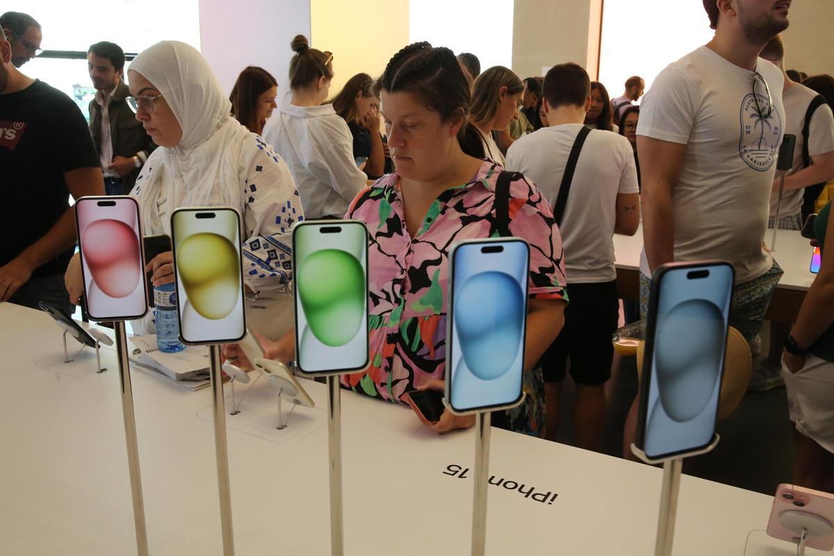 Compradores, en una tiende Apple, en Barcelona.