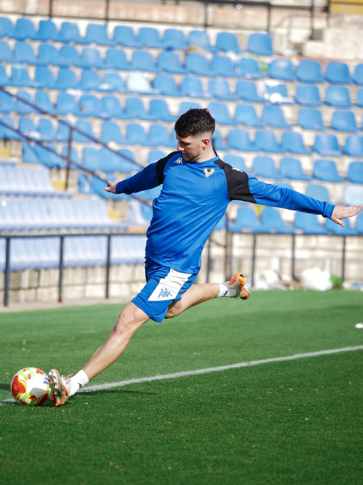 Alberto Toril, en un entrenamiento en el Rico Pérez en su primera semana en Alicante.