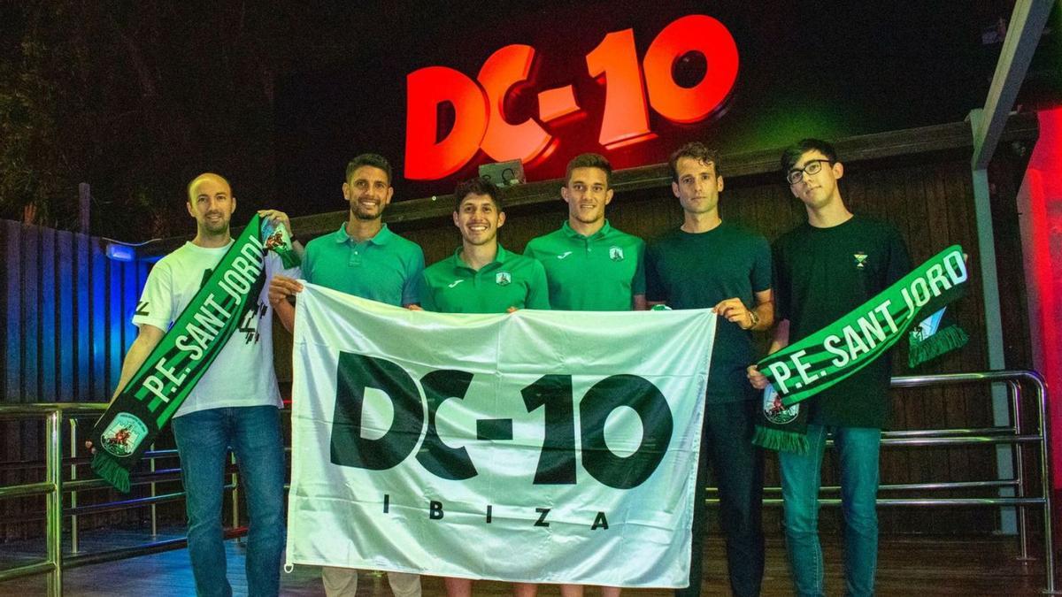 Integrantes de la PE Sant Jordi posan en la discoteca DC-10. | PESJ