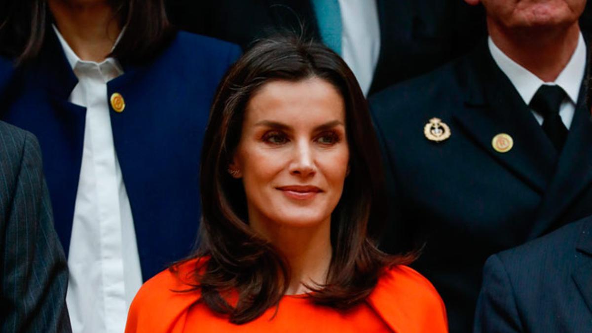 La reina Letizia ha combinado una blusa naranja de de mangas abullonadas una falda print' por la rodilla - Woman