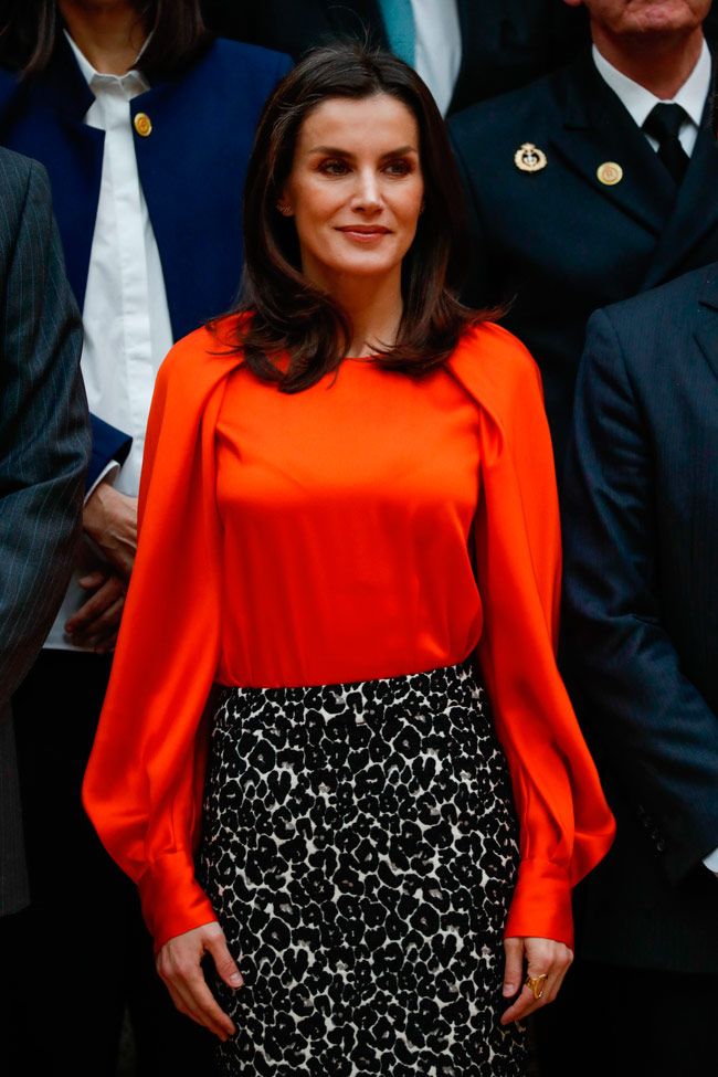 La reina Letizia ha combinado una blusa naranja de Zara de mangas  abullonadas con una falda 'animal print' por la rodilla - Woman