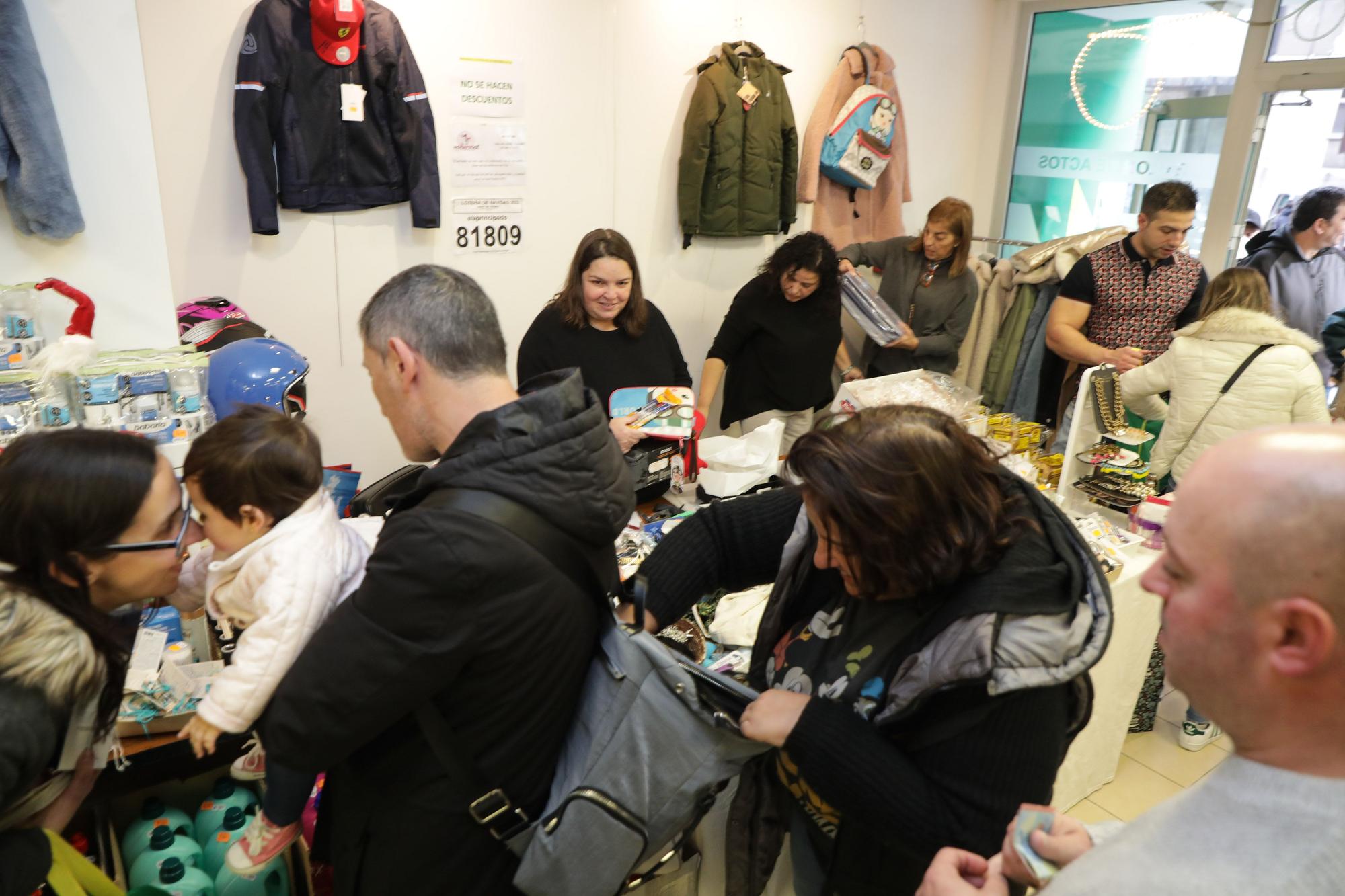 En imágenes: El Mercadillo navideño a favor de la asociación ELA Principado empieza con largas colas