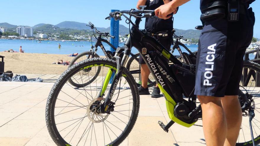 Policía Local de Sant Antonio en bicis eléctricas.