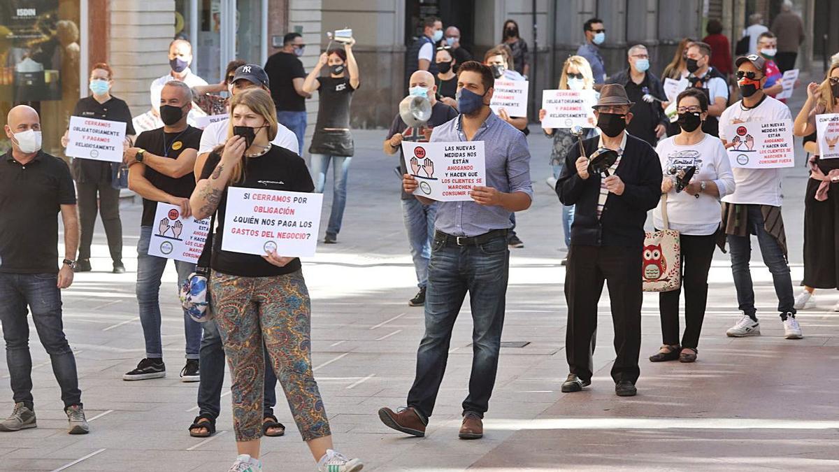 Protesta de representantes de la hostelería de Elche por las restricciones debido al covid.