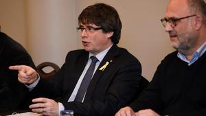 Carles Puigdemont reunido con los diputados de JxCat, en Bruselas.