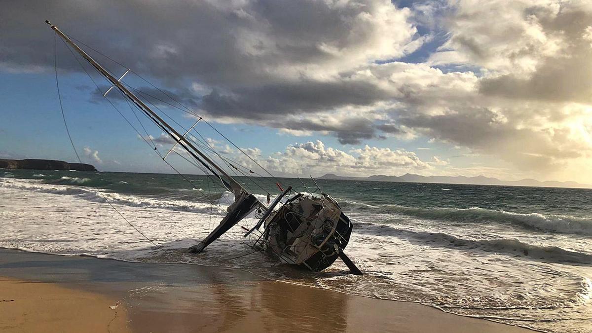 Un velero encalla en la playa de Papagayo por el mal estado de la mar en las costas de Lanzarote.