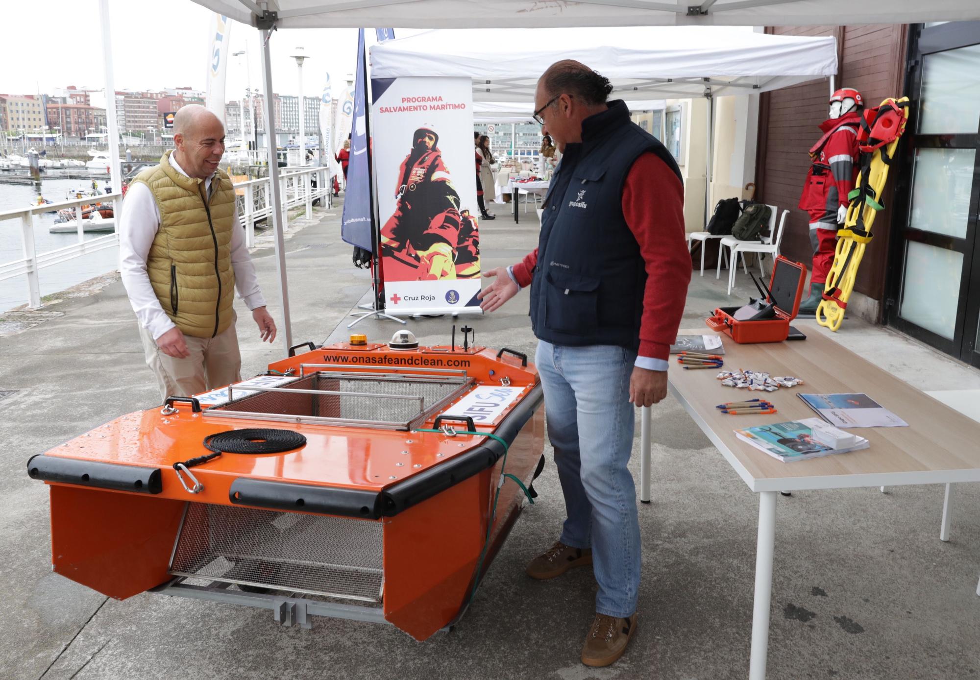 En imágenes: Jornada náutica con deporte y simulacro de rescate en el puerto deportivo de Gijón