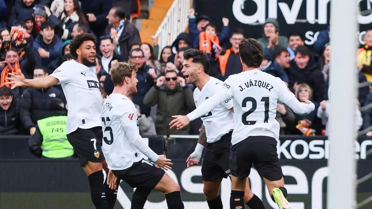 Hugo Duro celebra con los compañeros su gol en la última victoria en Mestalla, el 3-2 al Espanyol