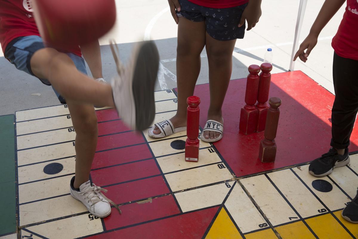 Unos niños juegan en un patio.