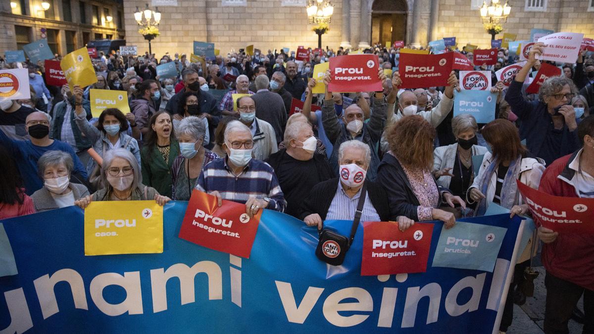 Un grupo de manifestantes contra la gestión de Colau, esta noche en la plaza de Sant Jaume.