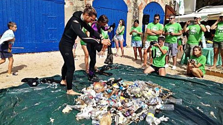 La recollida d&#039;escombraries a Calella de Palafrugell, dissabte.