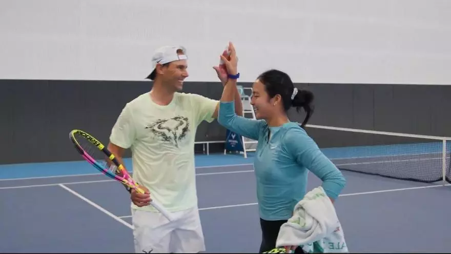 VÍDEO | Rafa Nadal vuelve a una pista de tenis con Eala