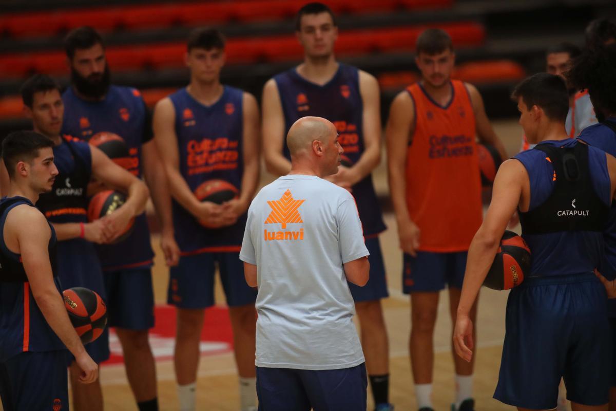 Peñarroya, con el grupo antes de comenzar la lesión