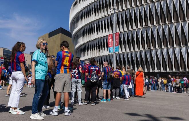 ¡Locura en Bilbao! Miles de aficionados y ambientazo en la fan zone del Barça