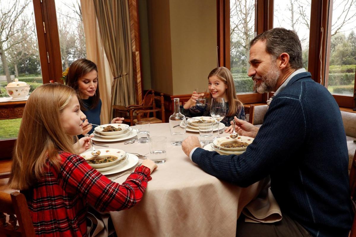 En el 2018, Felipe VI celebró su 50º cumpleaños compartiendo imágenes de la vida cotidiana junto a su familia.