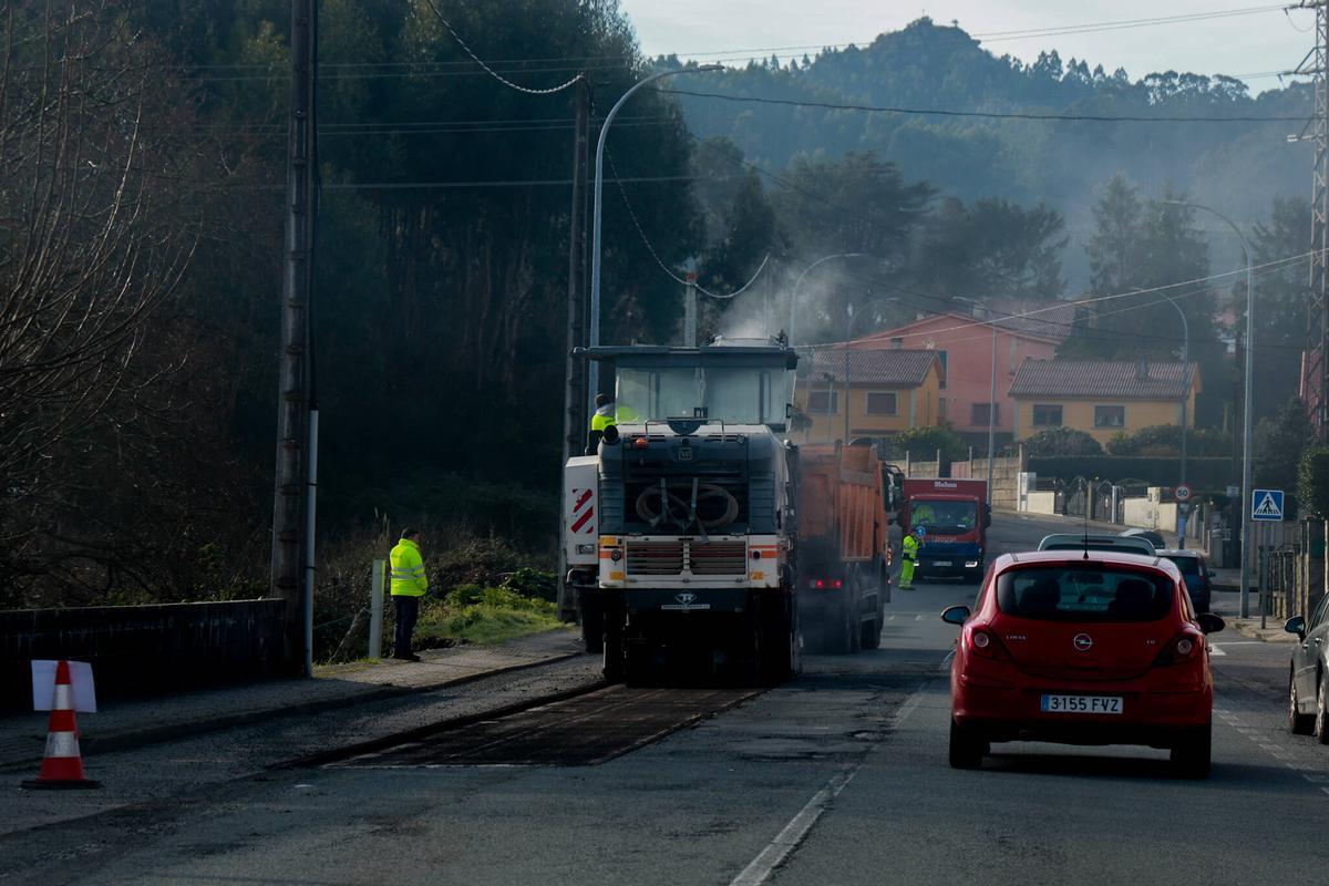 Asfaltados en Cornazo, esta mañana.