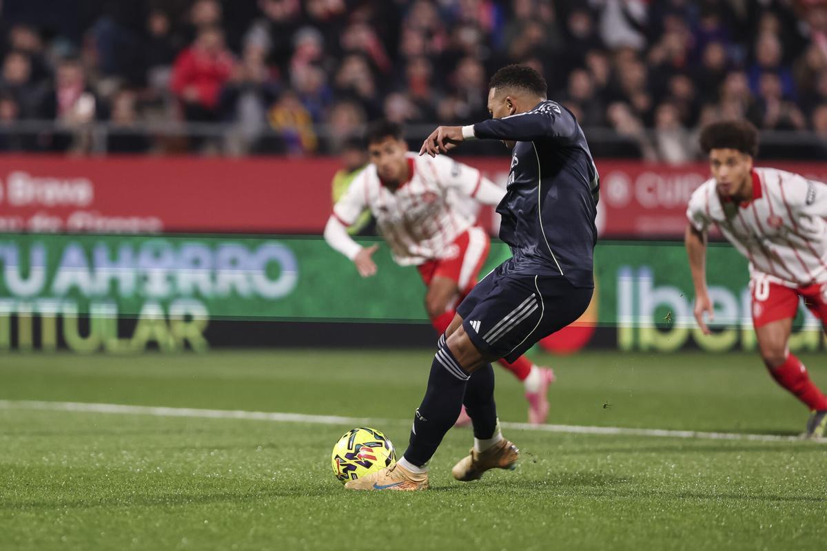Kylian Mbappe transforma el penalti del empate.