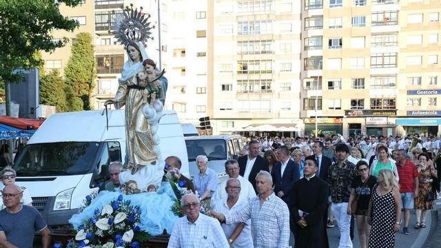 Fieles durante la procesión que tuvo lugar ayer en el barrio de Coia. | // JOSÉ LORES