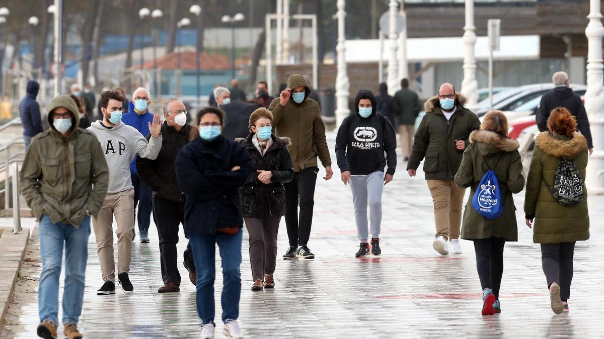 Gente con mascarilla paseando por Vigo.