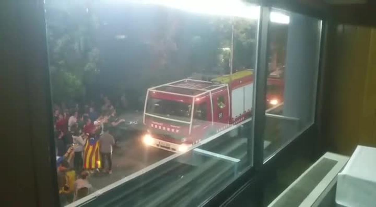 El 4 de octubre de 2017, los bomberos de La Seu d’Urgell lideraron un escrache nocturno contra los guardias civiles alojados en un hotel de la localidad. Este vídeo fue grabado por uno de los agentes desde el interior del hotel.