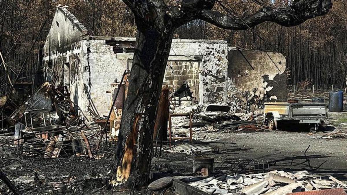 Destrucció després del megaincendi a Andernos-les-Bains.Cotxes calcinats després del megaincendi que va afectar Ander-nos-les-Bains. | LETICIA FUENTES