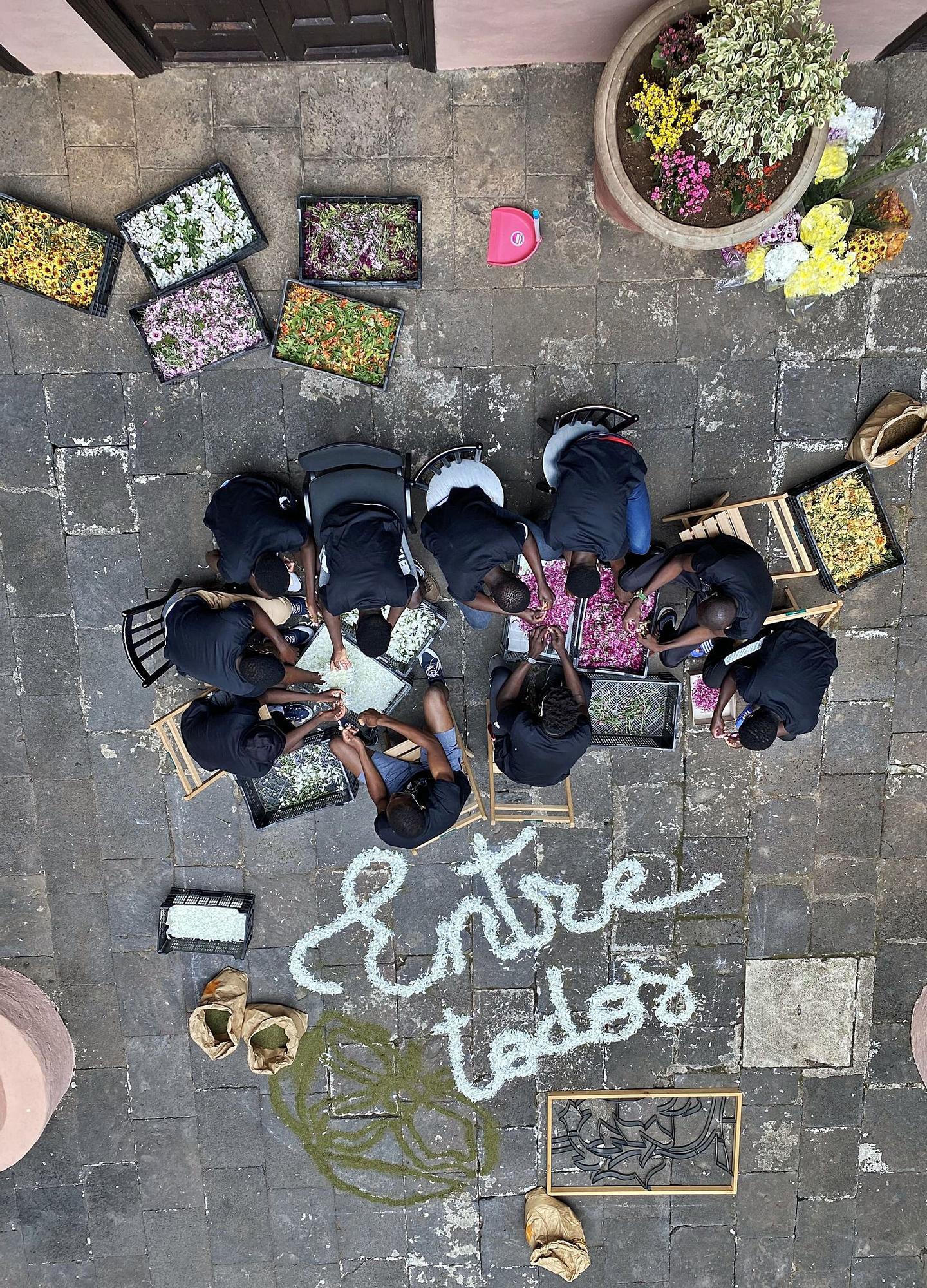 Los participantes elaboraron la alfombra en el patio del Centro de Interpretación de las Alfombras de La Orotava