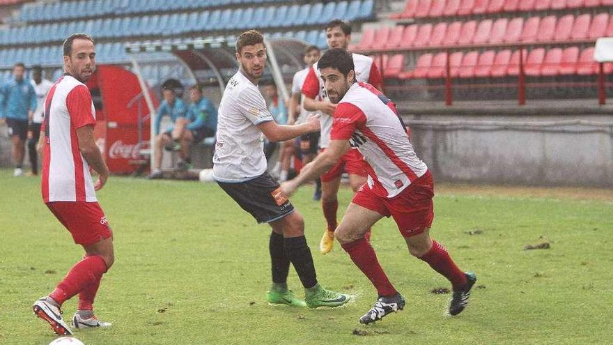 Un lance del partido disputado ayer entre el Ourense CF y el Alondras. // Iñaki Osorio