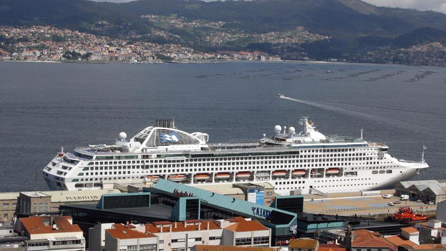 El &quot;Sea Princess&quot; en una visita a Vigo en 2008.